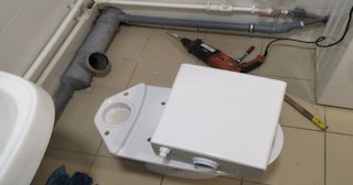 Установка напольного унитаза в Ишимбае: монтаж под ключ от СантехДомШмб от 5228 рублей.