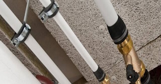 Замена труб водоснабжения в квартире: цена от 2091 руб. - СантехДомШмб